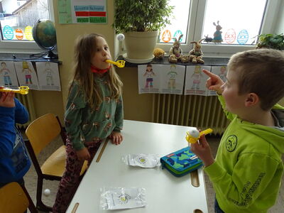 Die Schülerinnen und Schüler der Klasse 1a beim Klasse-2000-Projekt, zusammen mit Frau Wolf