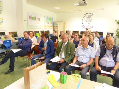 Ehrengäste, Schüler und Eltern bei der Feierstunde