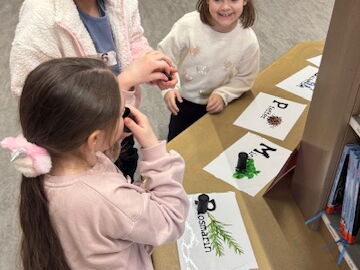 Drei Schülerinnen spielen ein Spiel