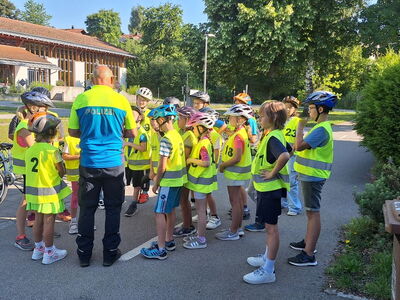 Schüler der 4a und 4b versammeln sich um einen Polizisten