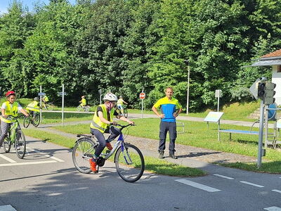Schüler auf Fahrrädern fahren den Parcours entlang