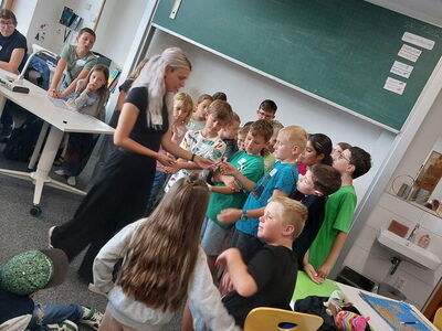 Dei Schüler sind im Klassenzimmer versammelt