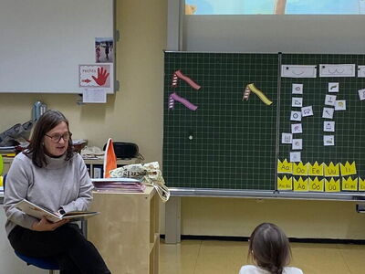 Stephanie Schildbach liest in der 1b vor