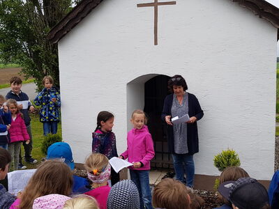 Die Kinder tragen der Mutter Gottes ihre Bitten vor.