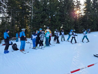Eine Gruppe Schüler steht auf Skiern im Schnee