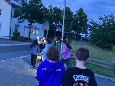 Schüler unterwegs mit Taschenlampen