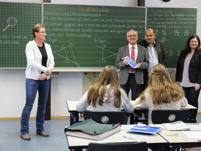 Lehrerin Kerstin Avril, Schulverbandsvorsitzender Heinrich Stenzel, sein Stellvertreter Johann Sykora, Rektorin Bianca Luczak zusammen mit den Schülern der Klasse 10 Ma bei ihrer Recherche zu den Strahlensätzen.