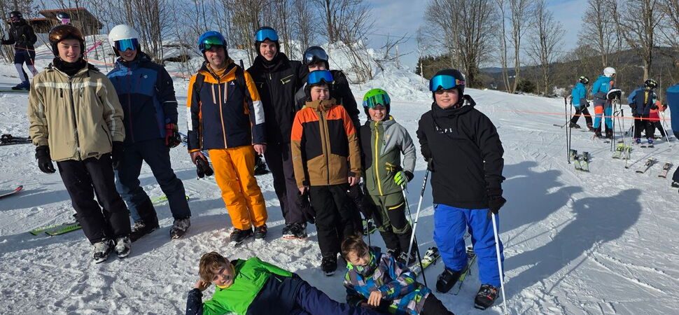 Gruppenbild Schüler in Skiausrüstung