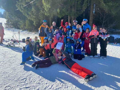 Gruppenbild Schüler mit Pokal und Medaillen