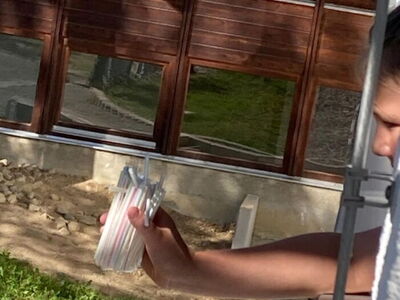 Ein Schüler hält bunte Strohhalme in der Hand