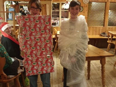 Schulkinder eingewickelt mit Geschenkpapier