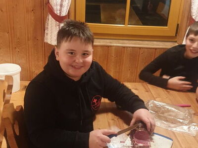 Ein Schüler macht Brotzeit in einer Hütte